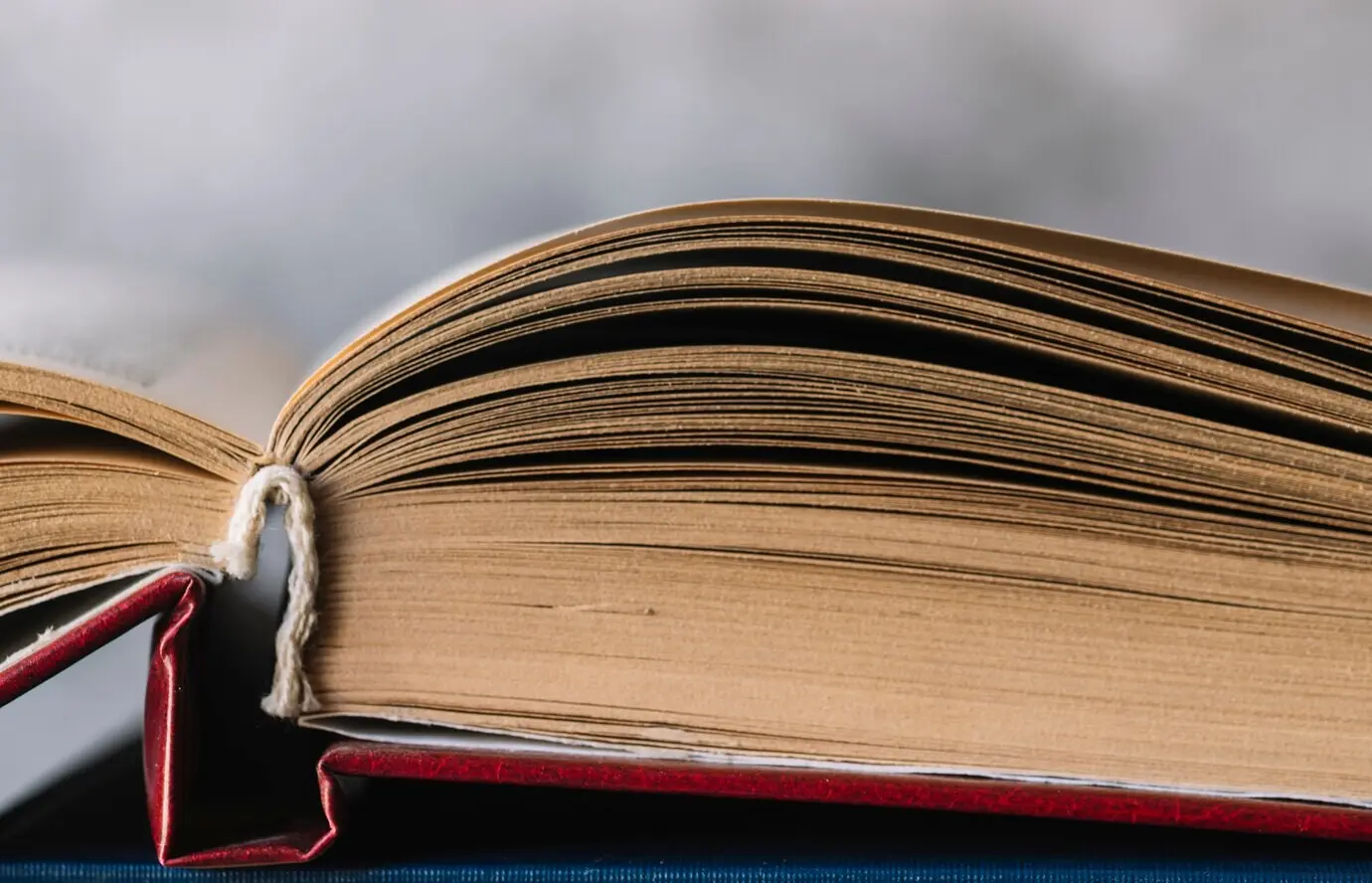 Vorderansicht eines offenen Buches